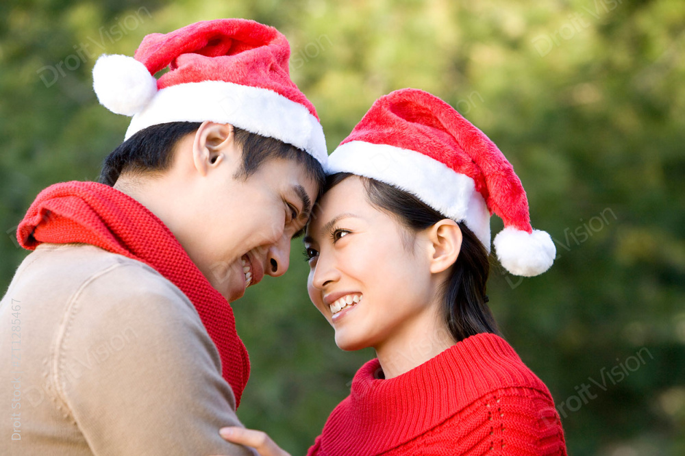 年轻夫妇过圣诞图片