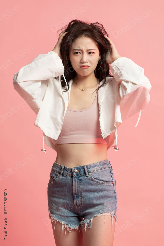 焦虑的年轻女孩图片