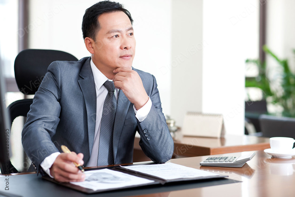 中年商务男士在办公图片