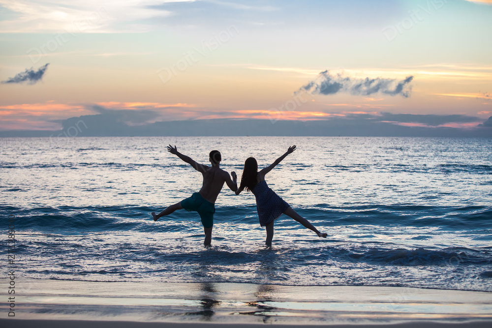 年轻情侣在沙滩约会图片