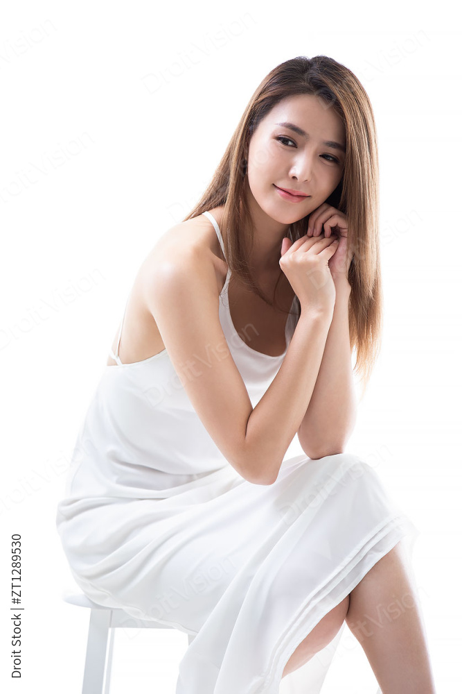 年轻女士坐在凳子上图片