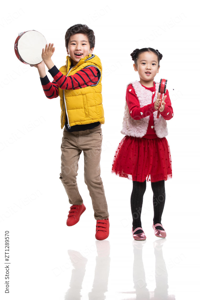 兄妹俩一起玩耍图片