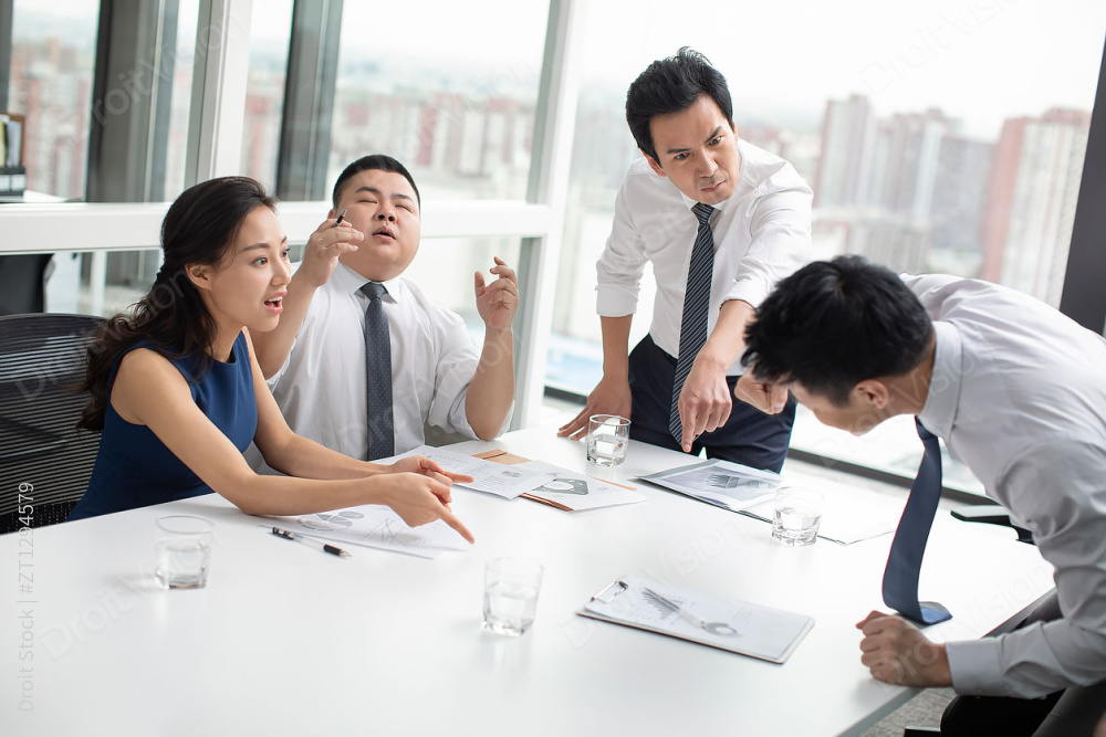 商务人士在会议室争吵图片