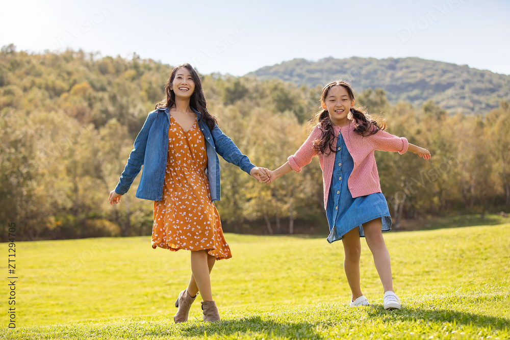 快乐的的母女俩在草地上玩耍图片