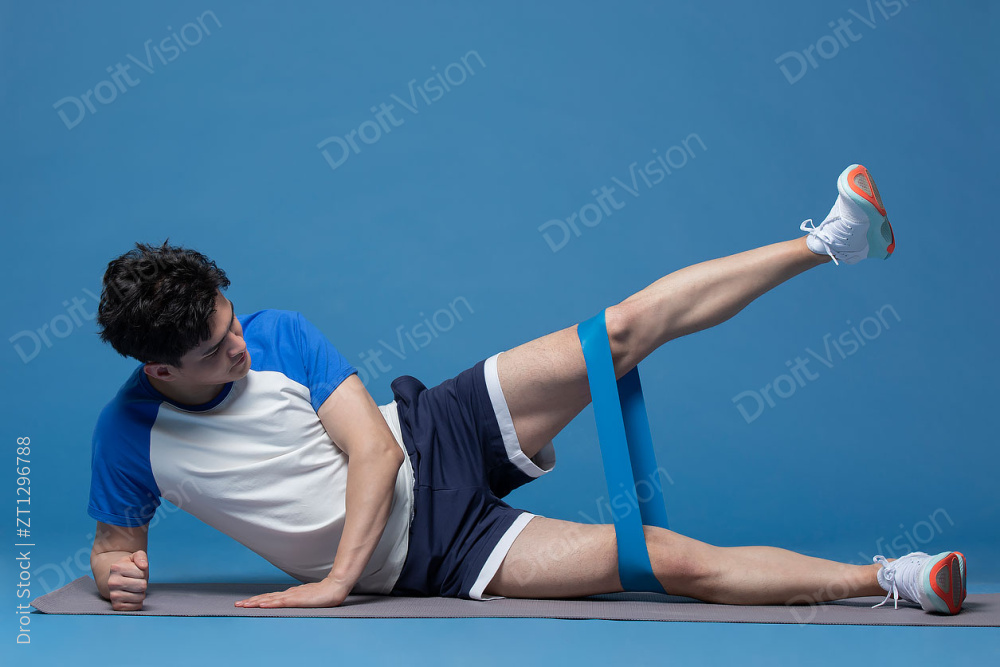 年轻男子运动健身图片