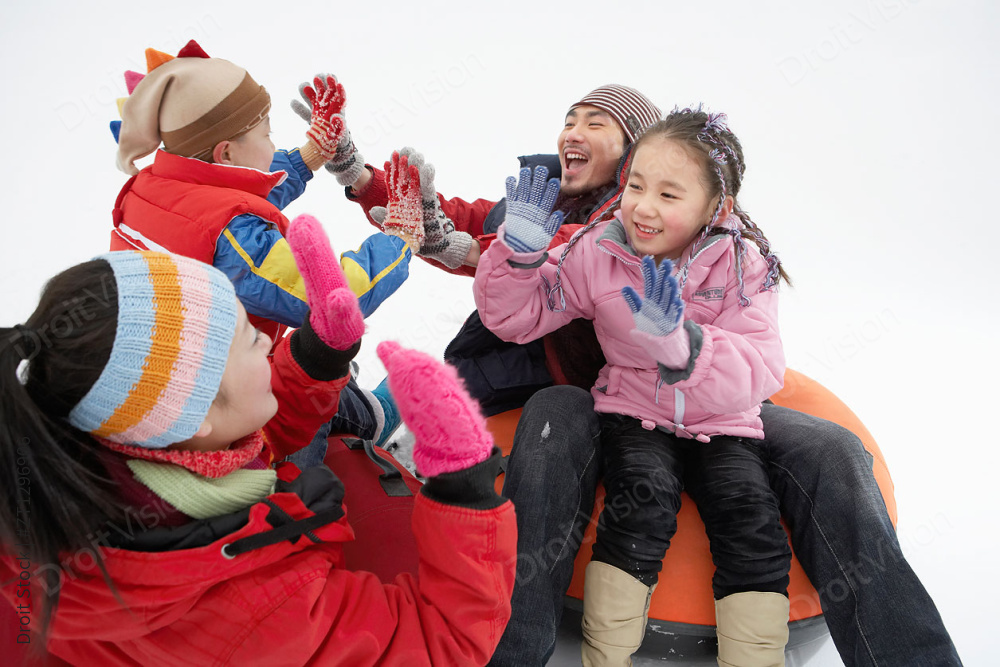 快乐一家人滑雪图片