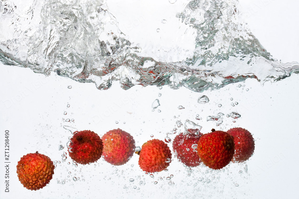 水中的荔枝图片