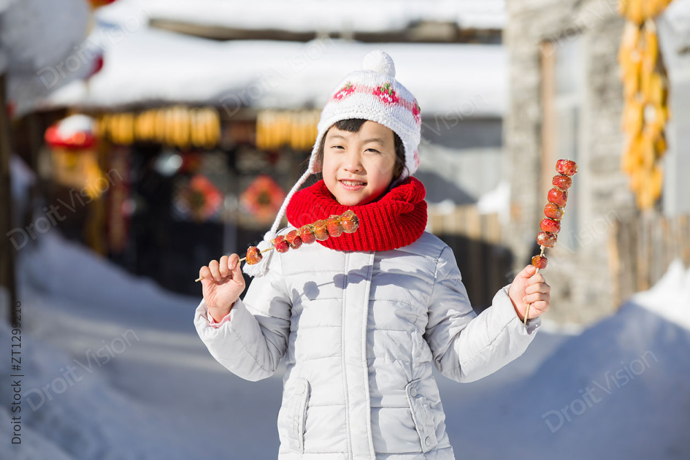 快乐的女孩拿着冰糖葫芦图片