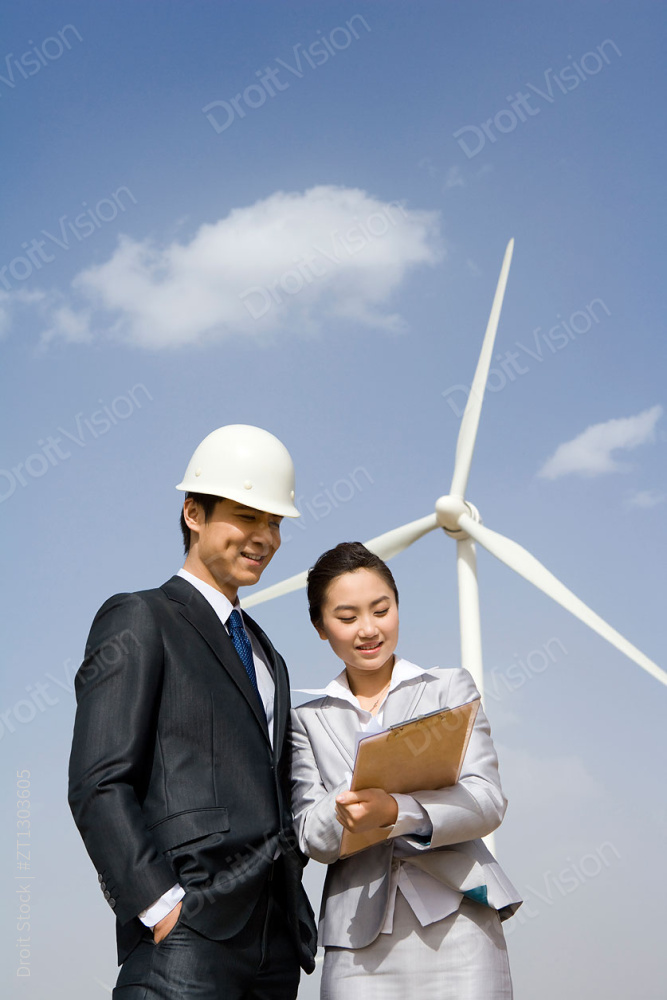商务人士和发电风车图片