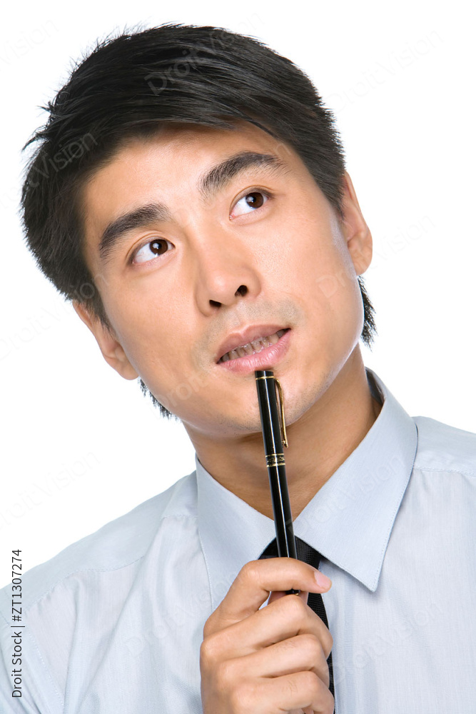 拿笔思考的商务男士图片