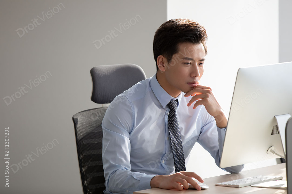 年轻商务男士在办公室工作图片