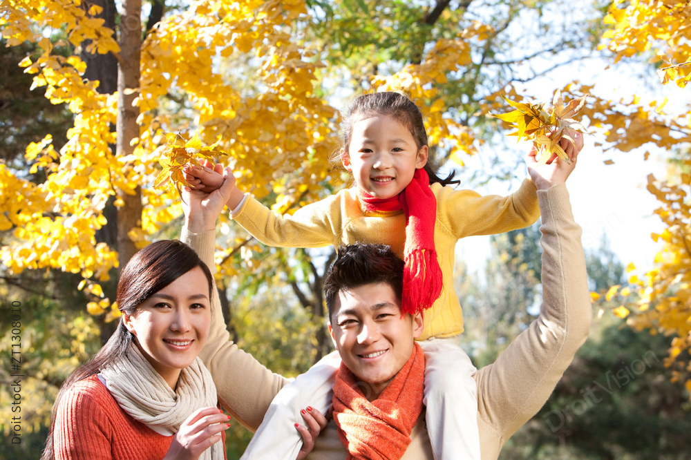 秋日里一家三口在一起玩耍图片