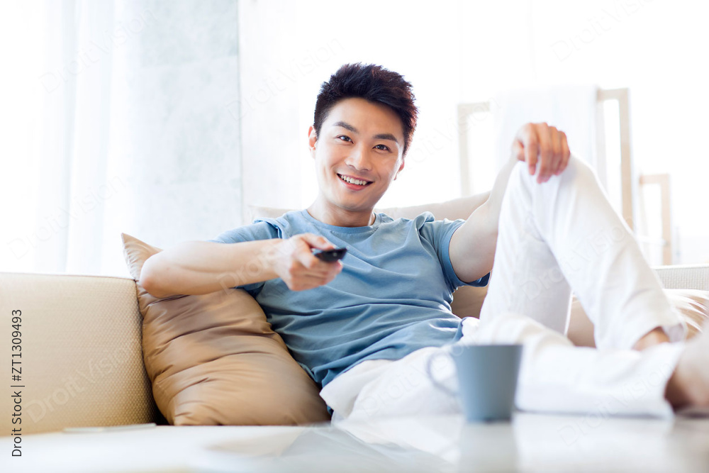 年轻男子在家看电视图片