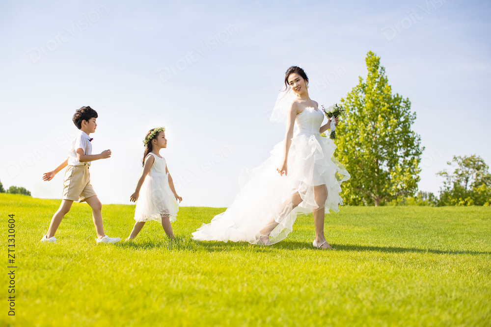 可爱的婚礼花童紧跟着新娘图片