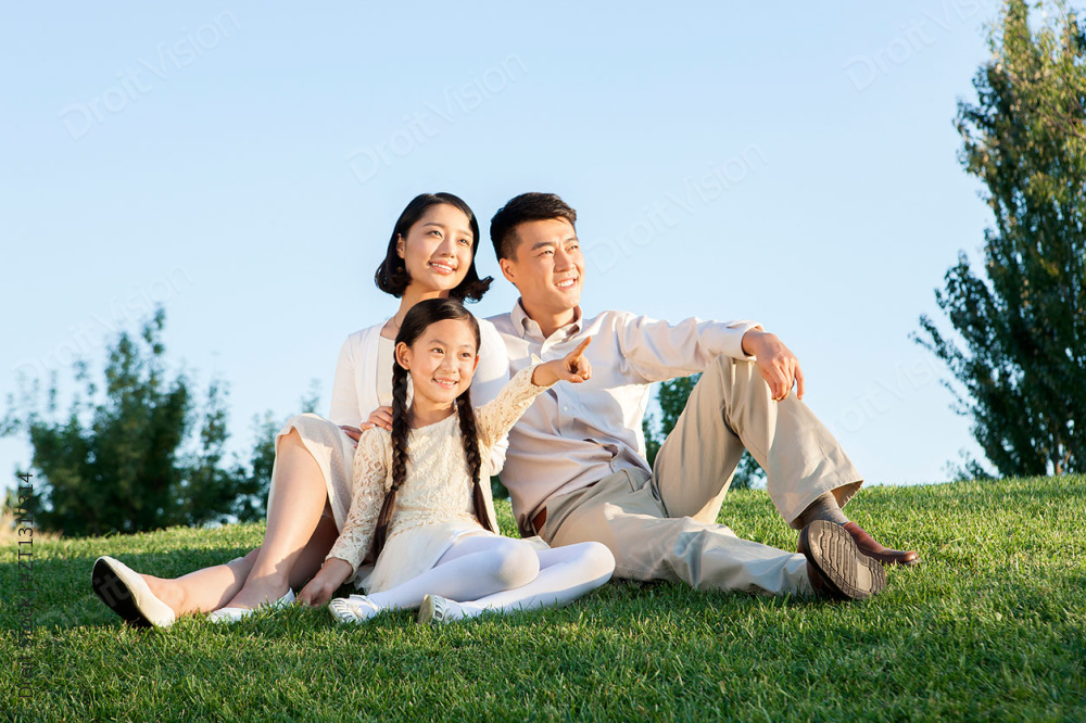 快乐的一家三口坐草地上图片