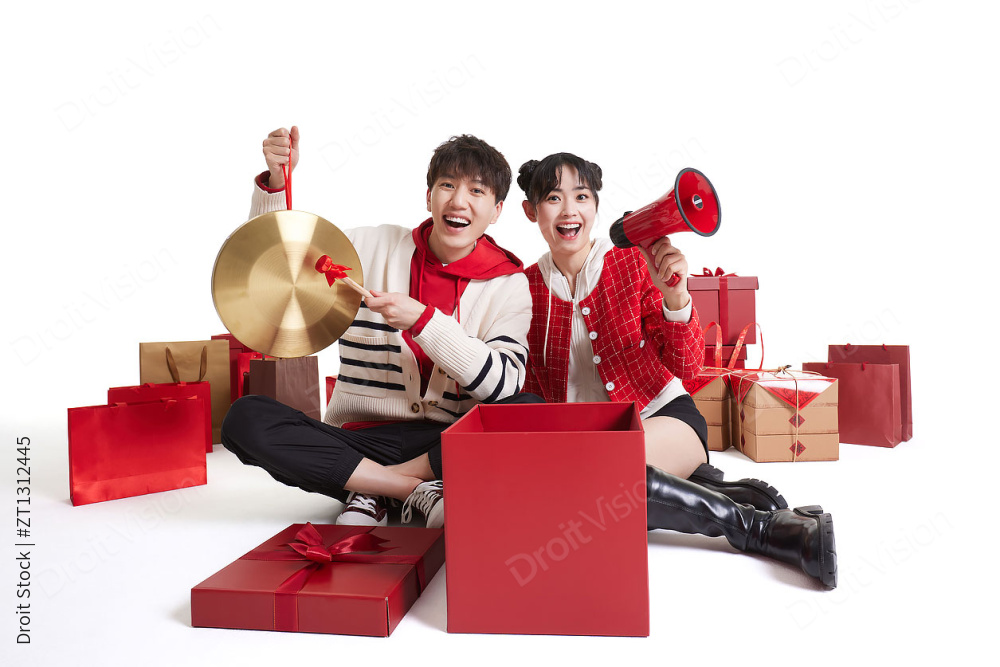 快乐的年轻情侣收到许多新年礼物图片