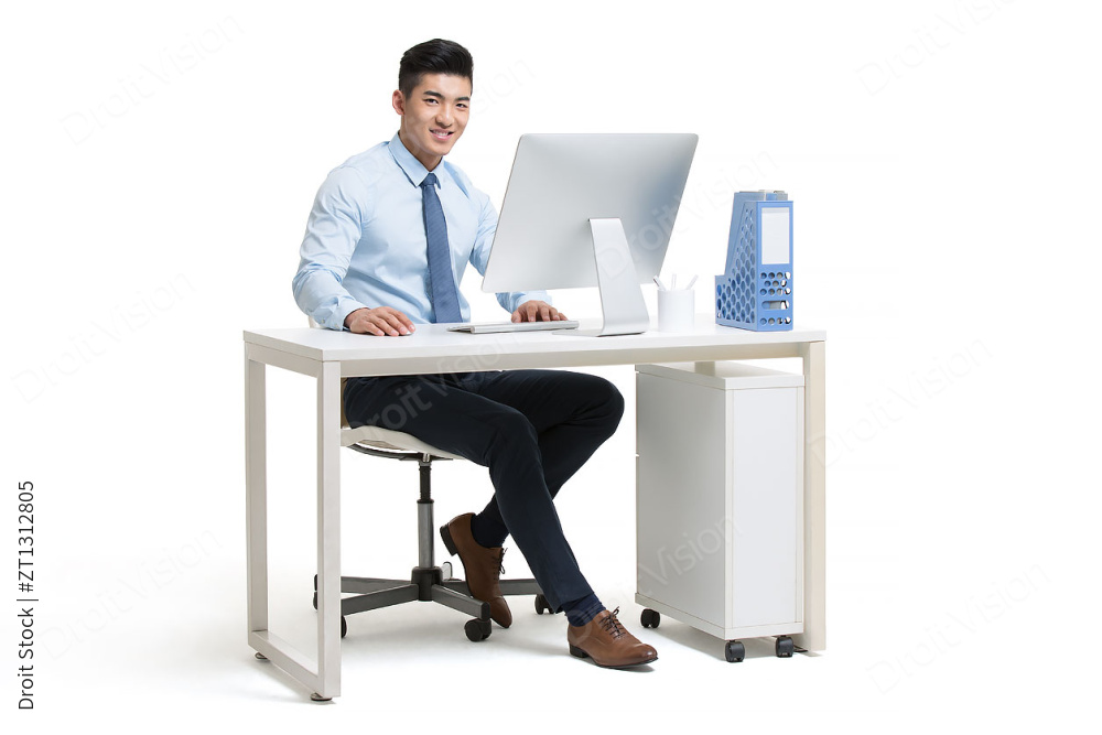 快乐的年轻商务男士在办公室工作图片