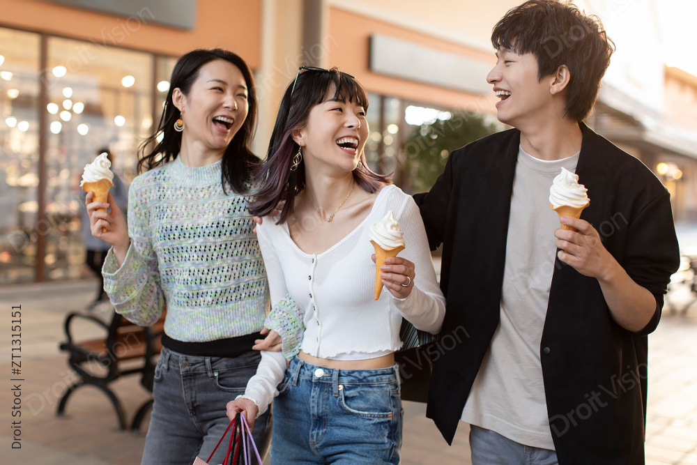 快乐的年轻人吃冰淇淋图片