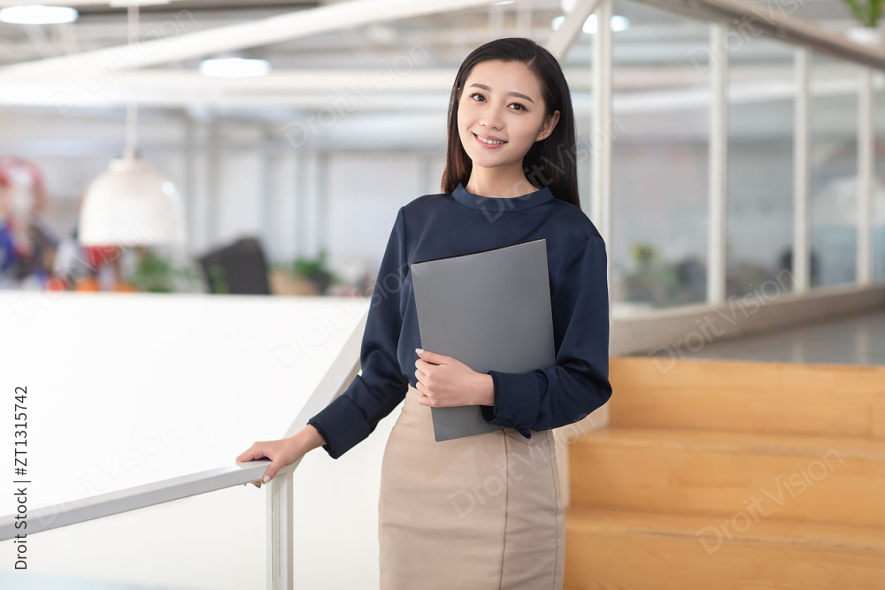 年轻商务女士拿着文件夹图片