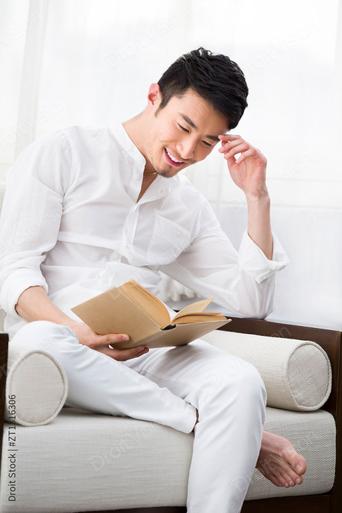 快乐的年轻男子看书图片