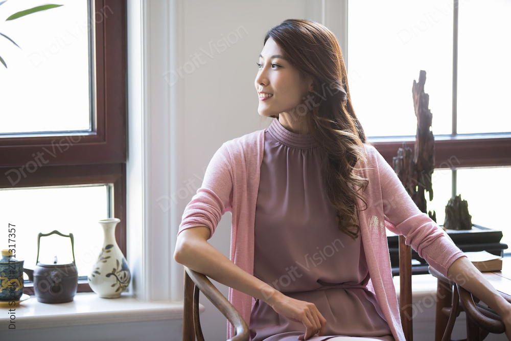 优雅的年轻女子图片