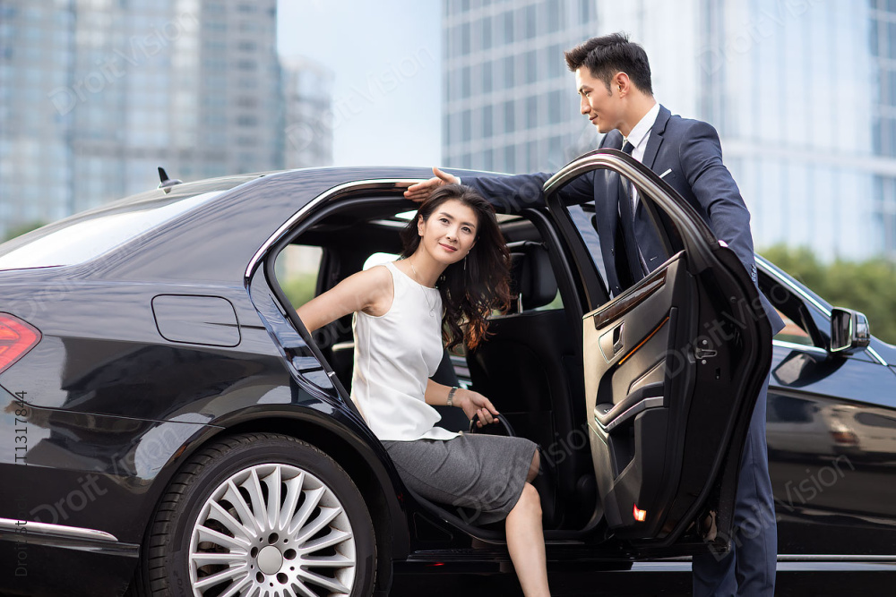 成功的商务女士下车图片