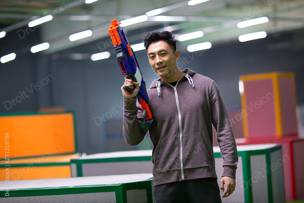 快乐的年轻男士玩射击游戏图片