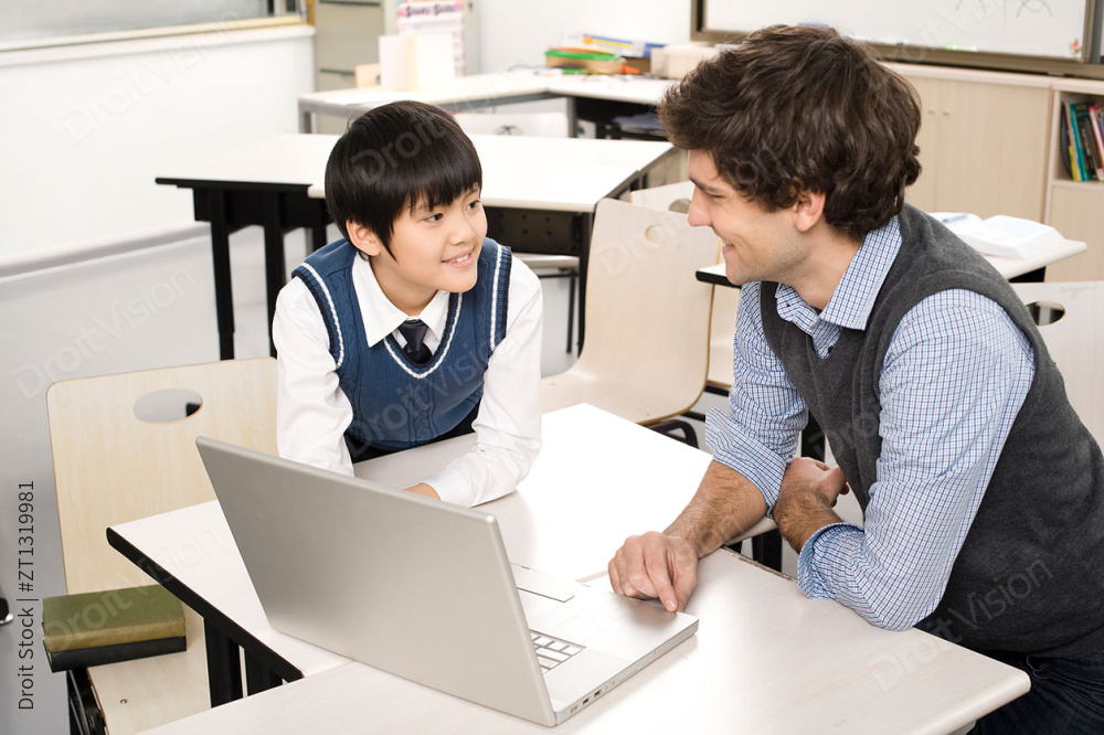 小学生和老师学习电脑图片
