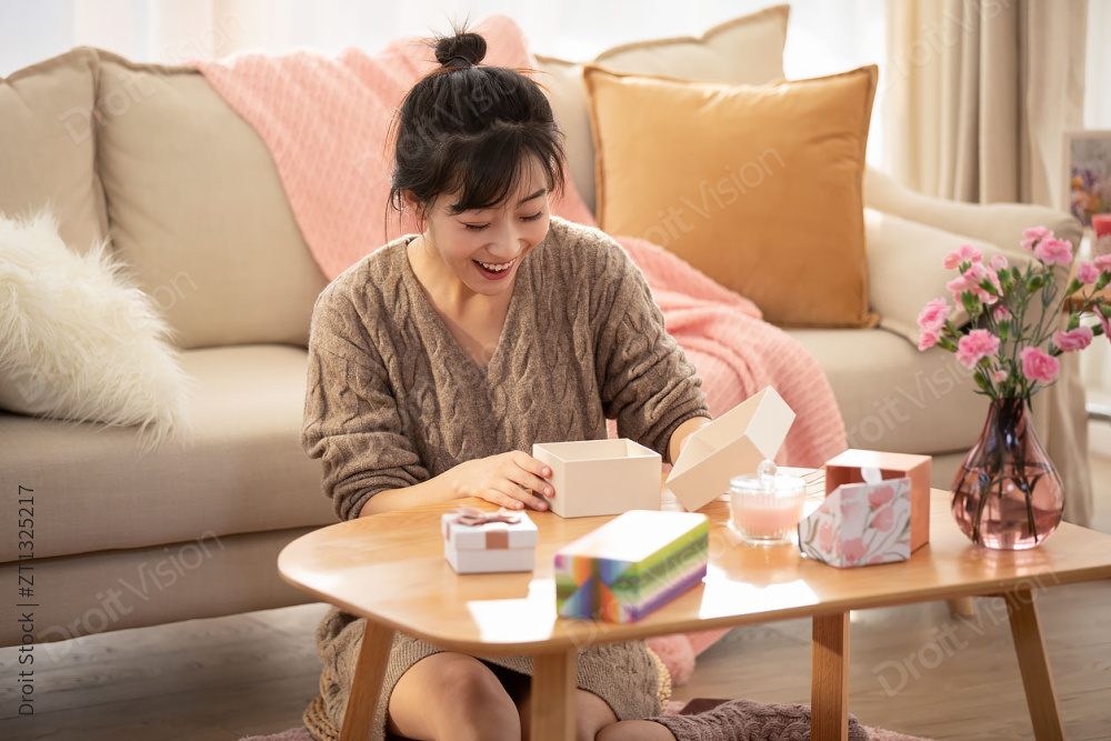 年轻女士拆礼物图片