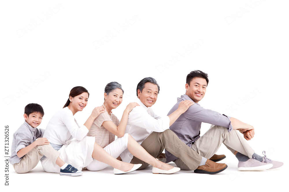 三代同堂家庭坐成一排图片