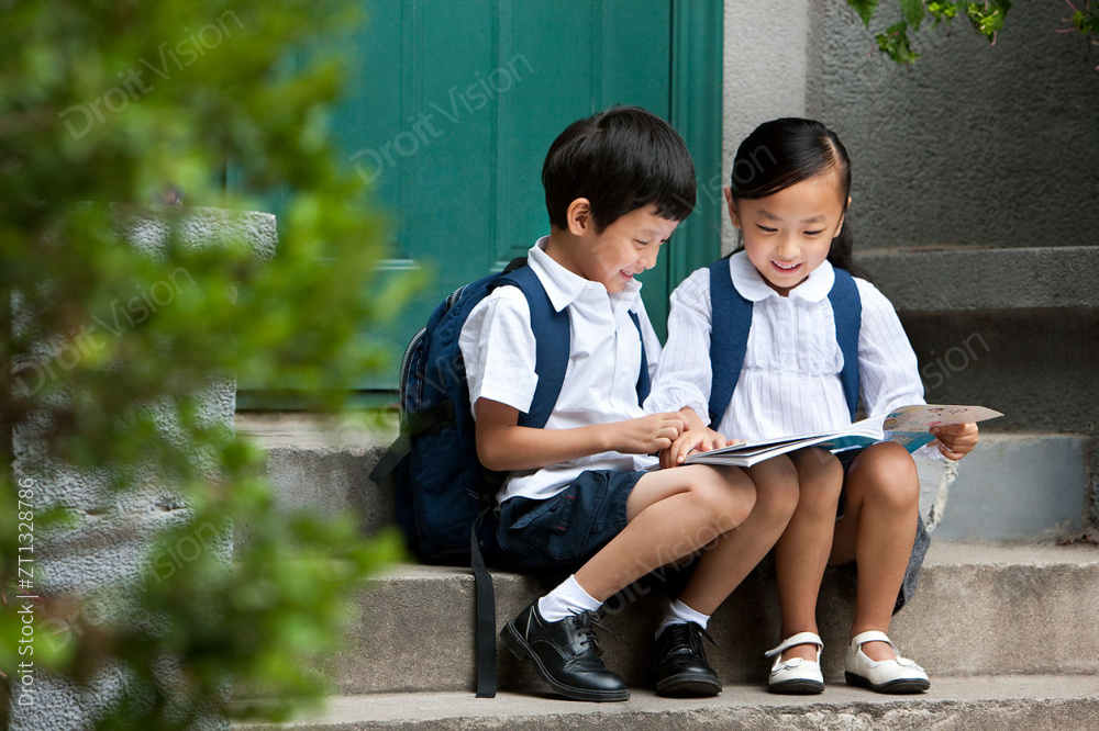 儿童坐在普通社区门口台阶上图片