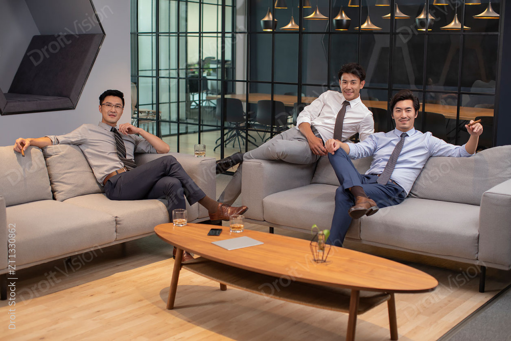 成功商务男士在办公室图片