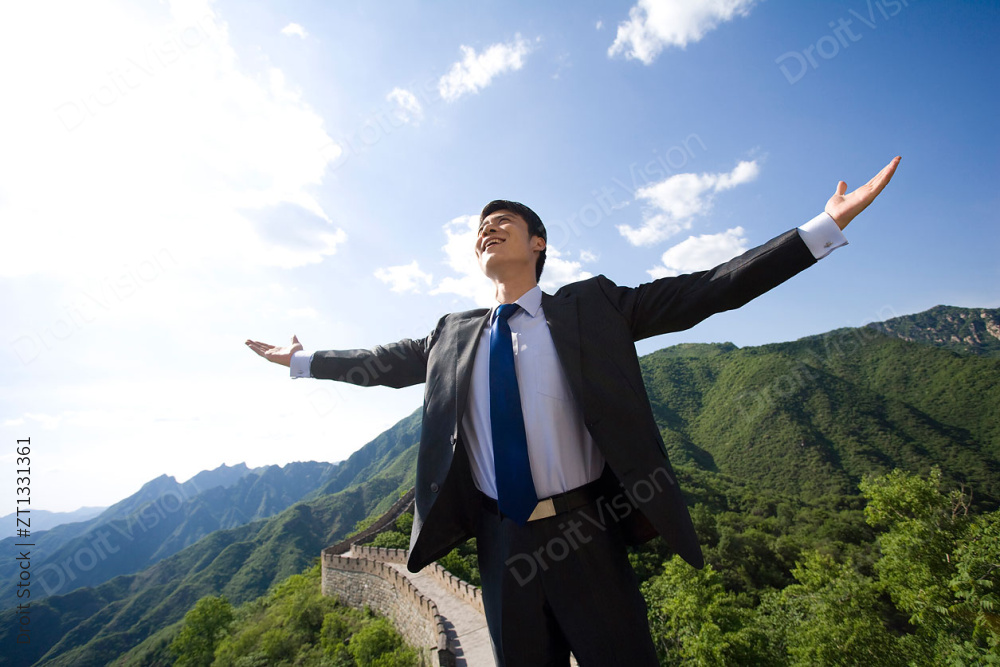 商务男士张开双臂图片