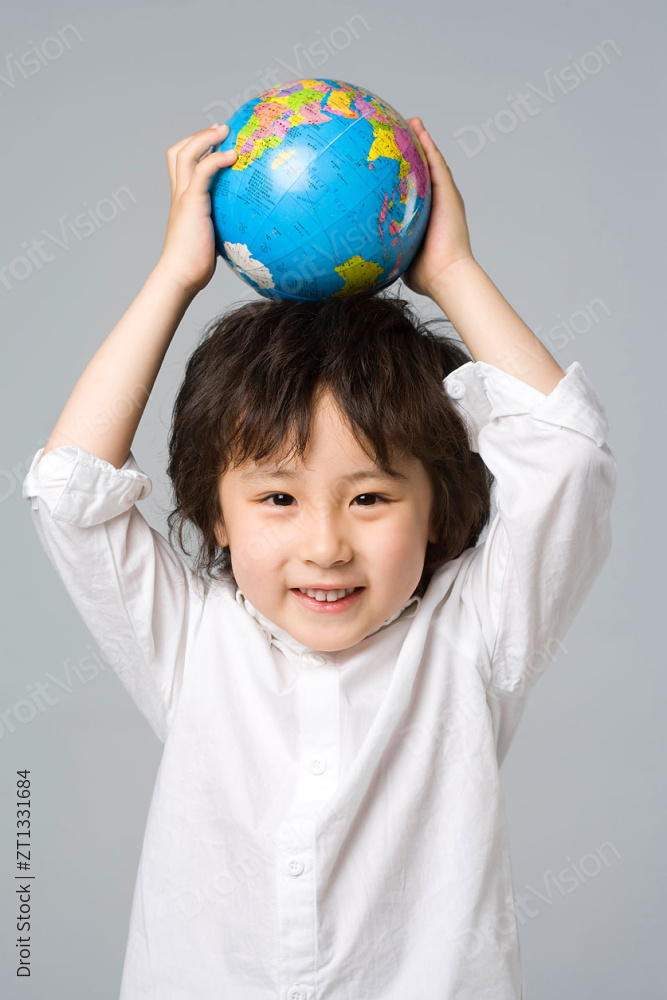小男孩拿地球仪图片