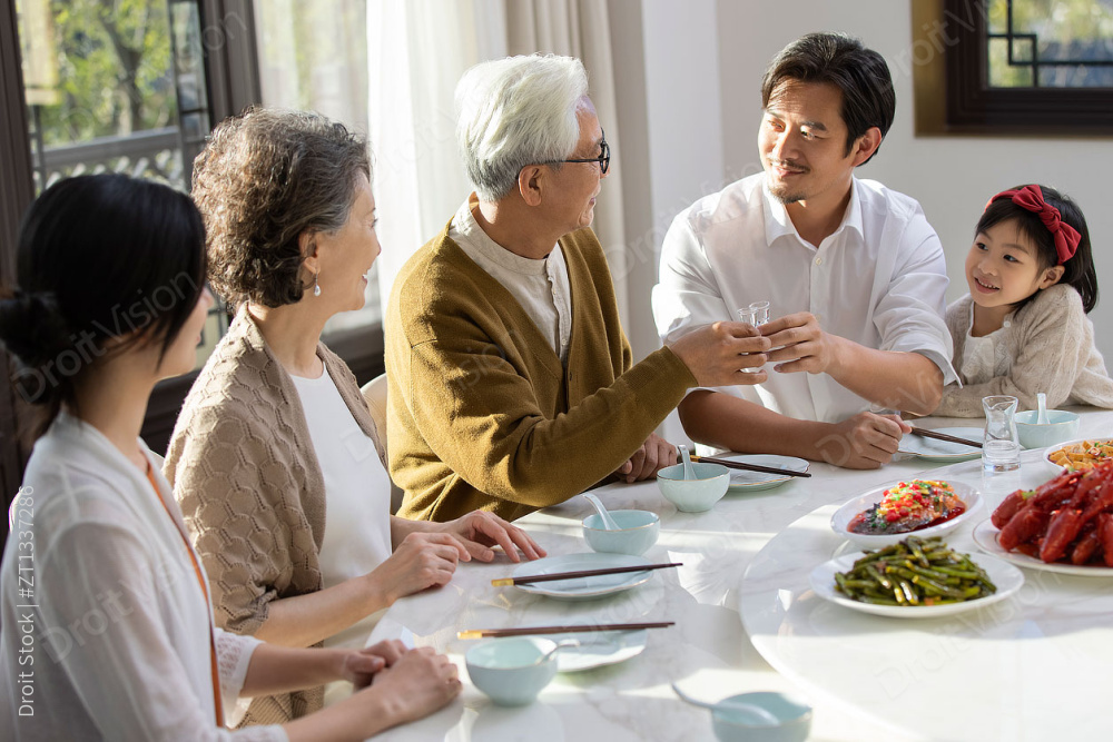 快乐家庭吃年夜饭图片