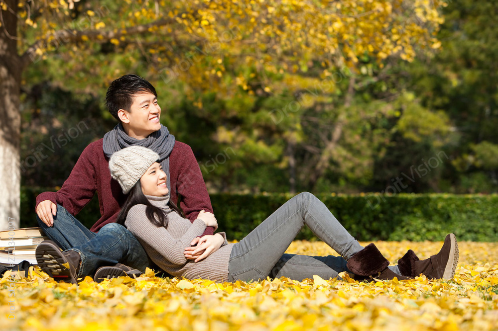 秋天校园大学生情侣与书本图片