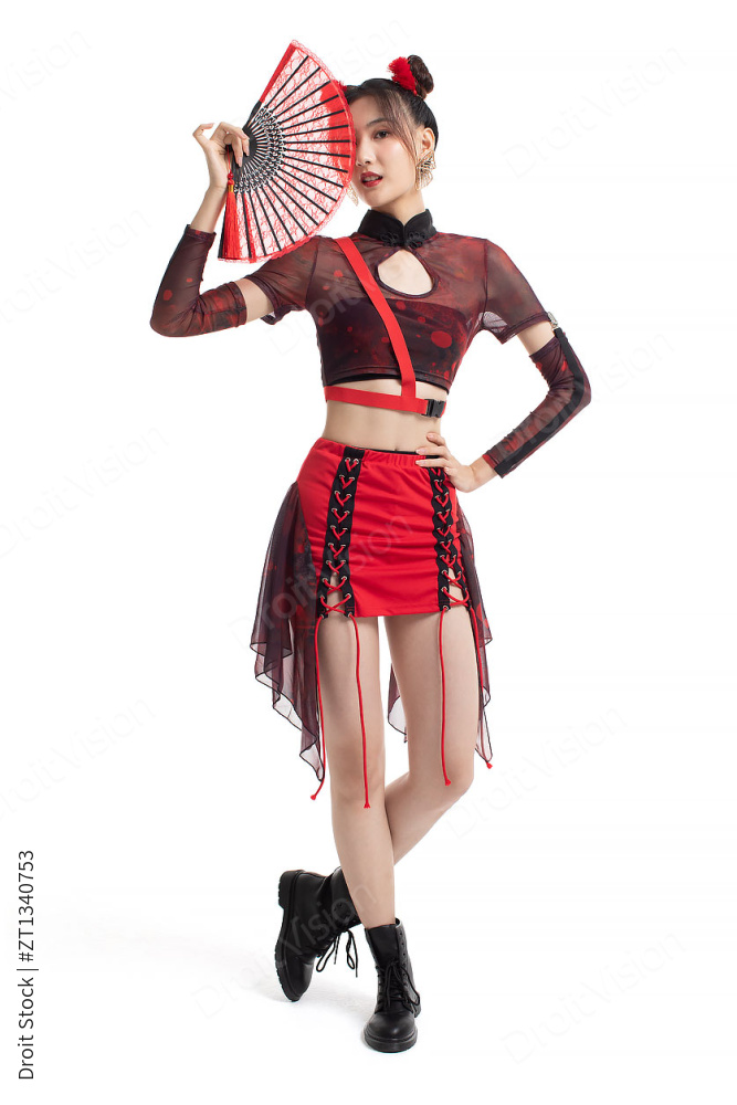 年轻国潮女子拿着折扇图片