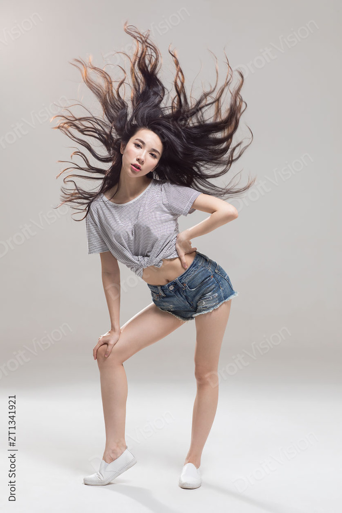 快乐的年轻女孩跳舞图片