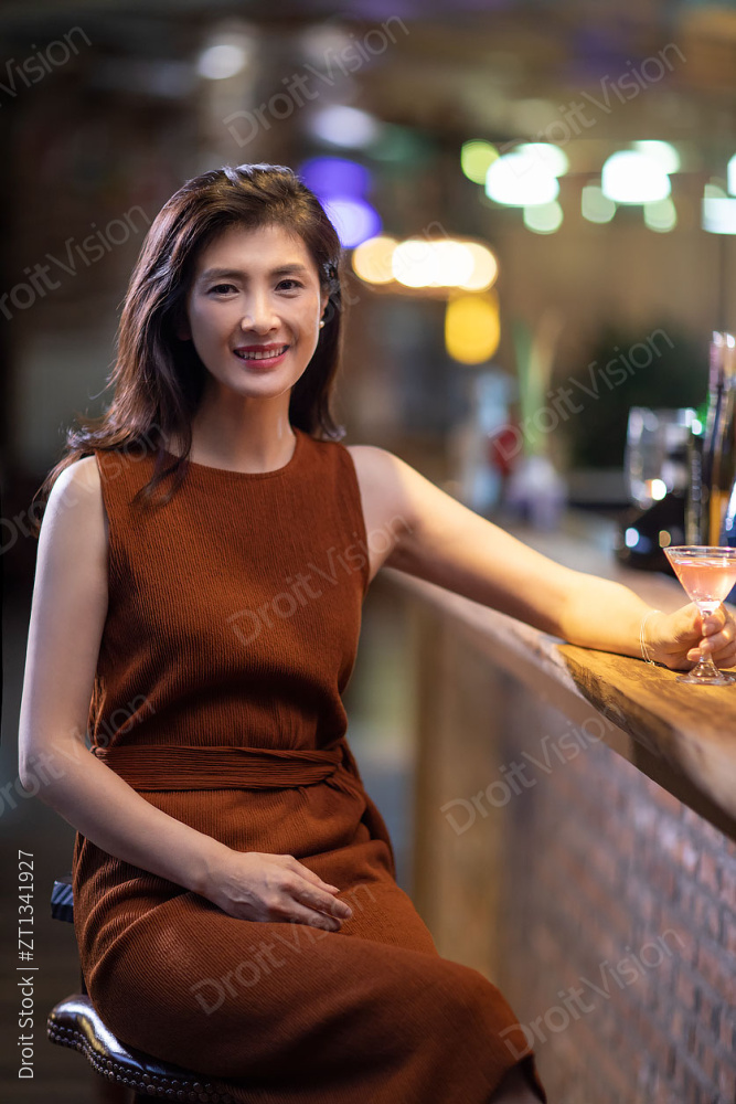 漂亮女士在酒吧喝鸡尾酒图片
