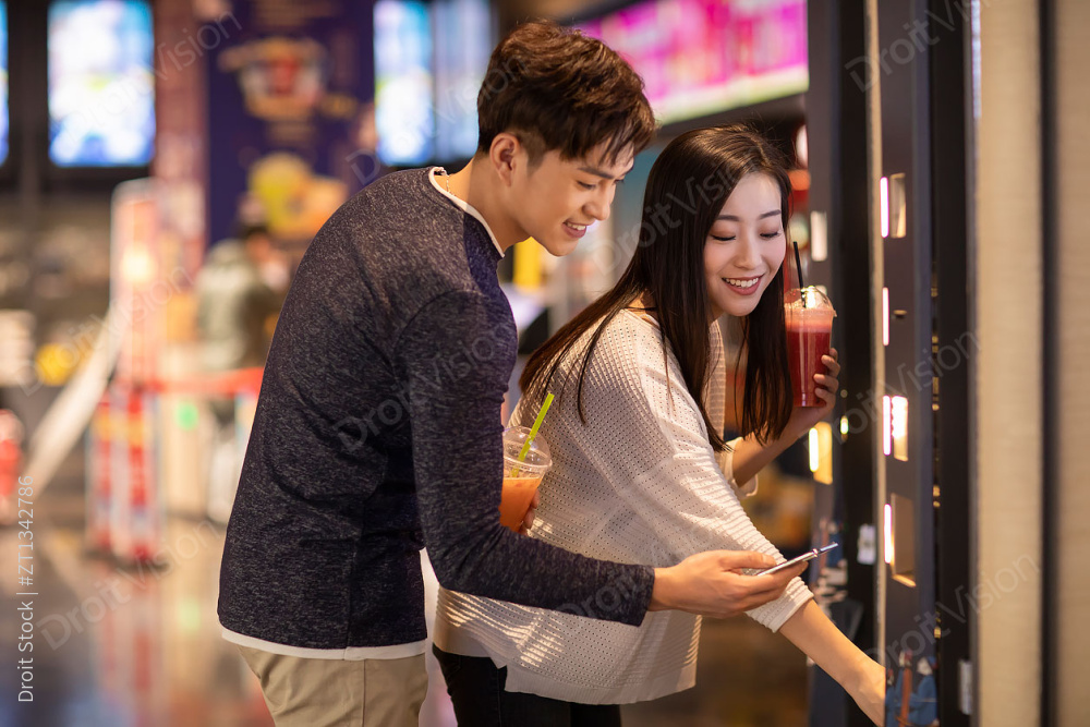 快乐的年轻情侣在商场约会图片