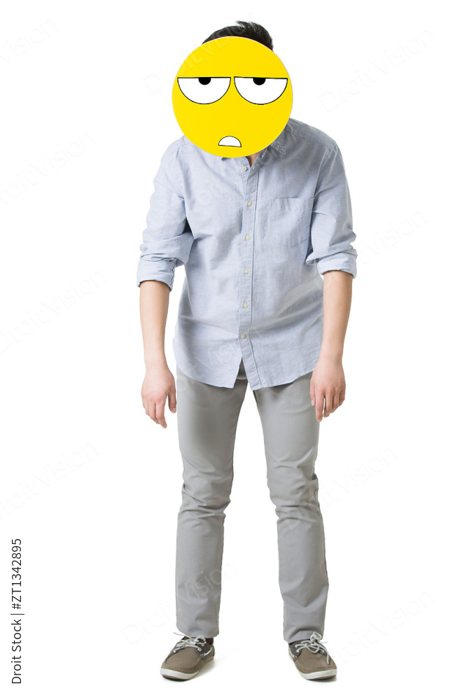 年轻男子戴着一张疲倦的卡通脸图片