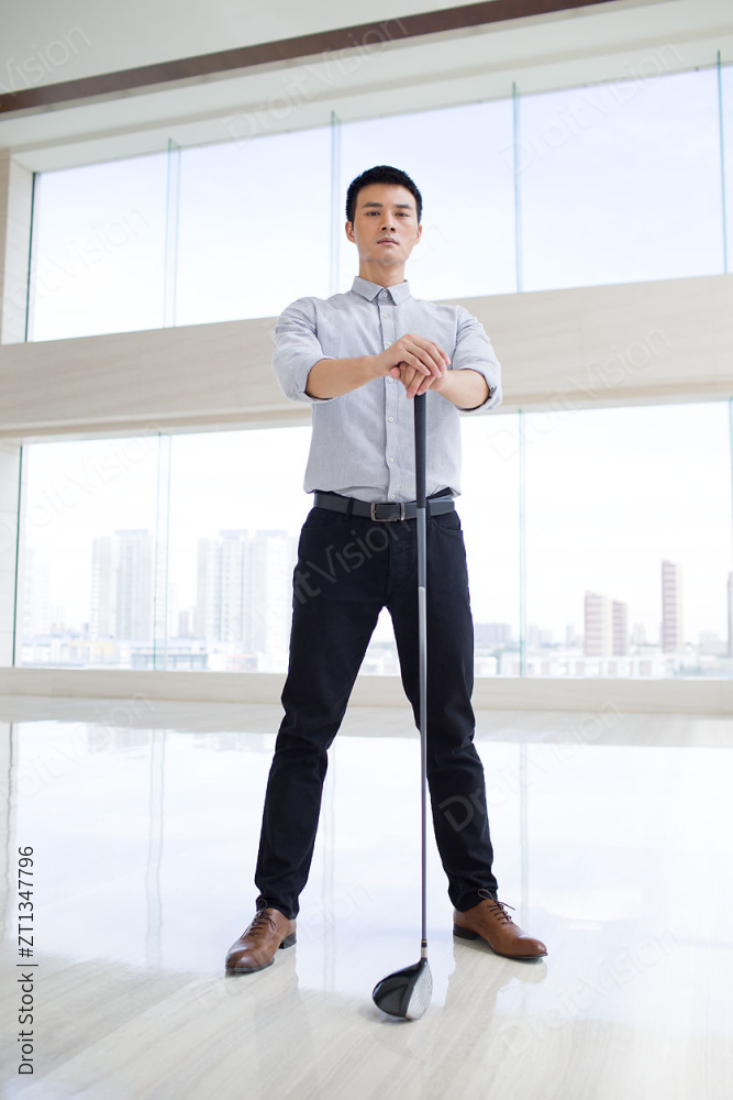 年轻商务男子打高尔夫球图片