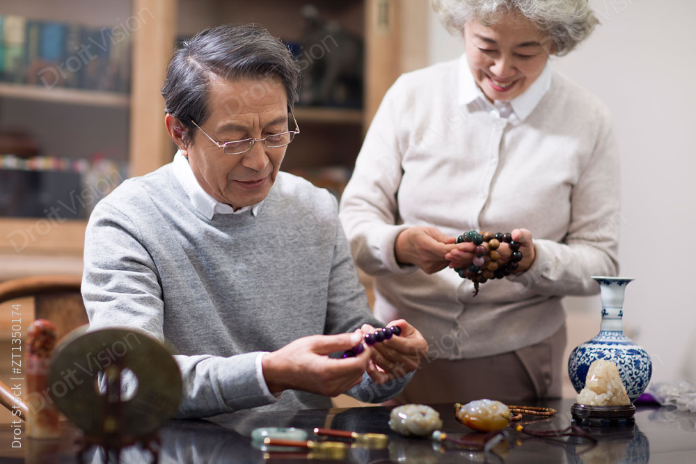 老年夫妇研究古董图片