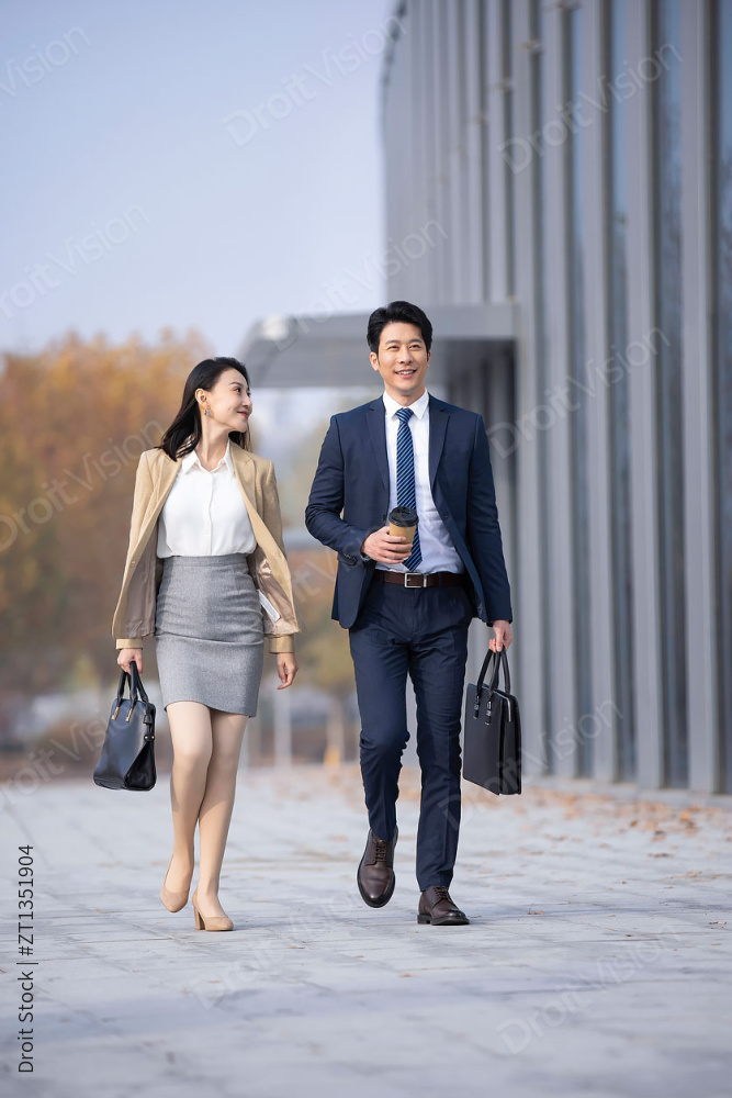 自信的商务人士去上班图片