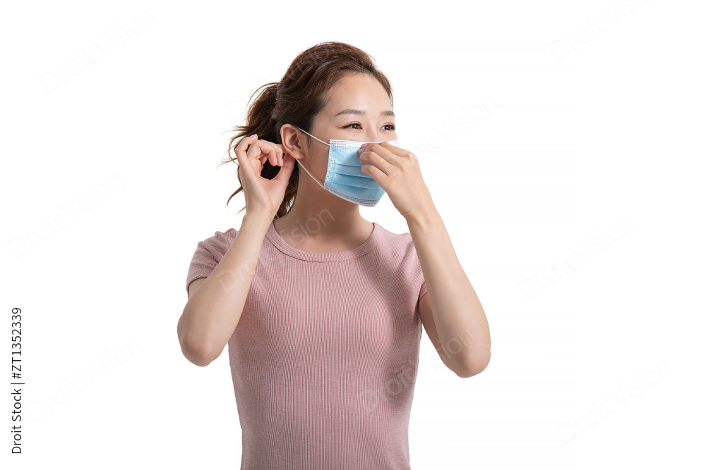 年轻女士戴医用口罩图片