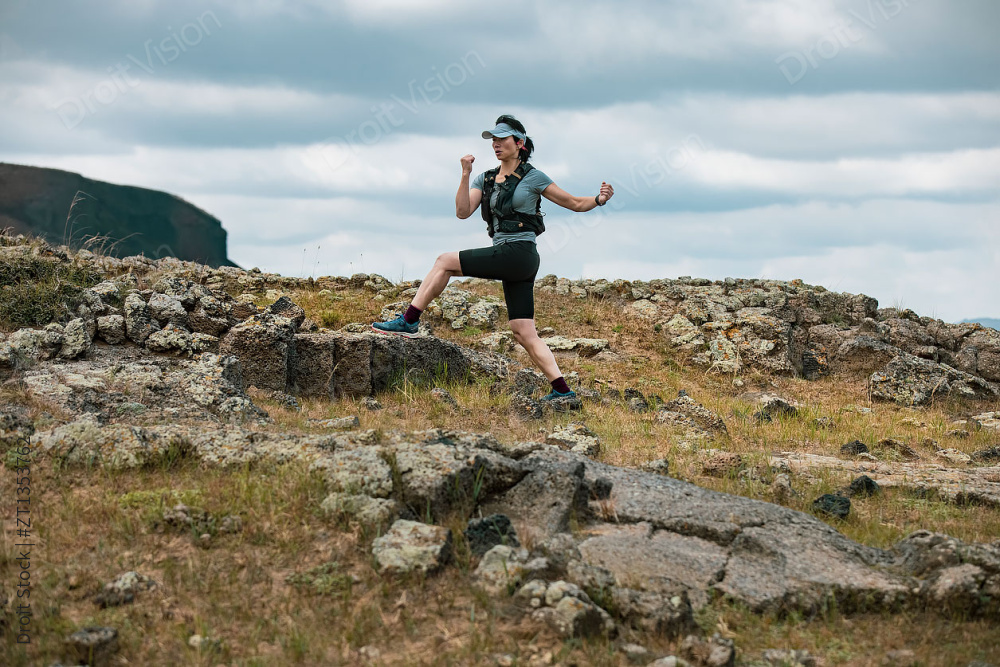 女子户外越野跑步图片