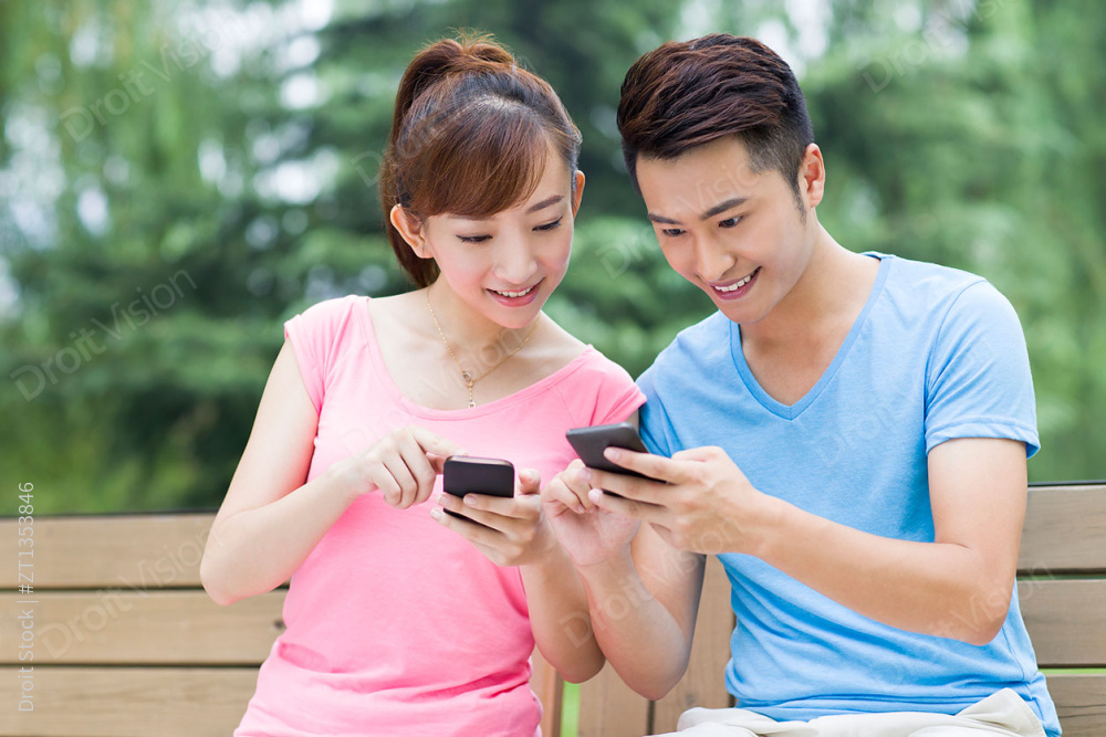 年轻情侣与智能手机图片