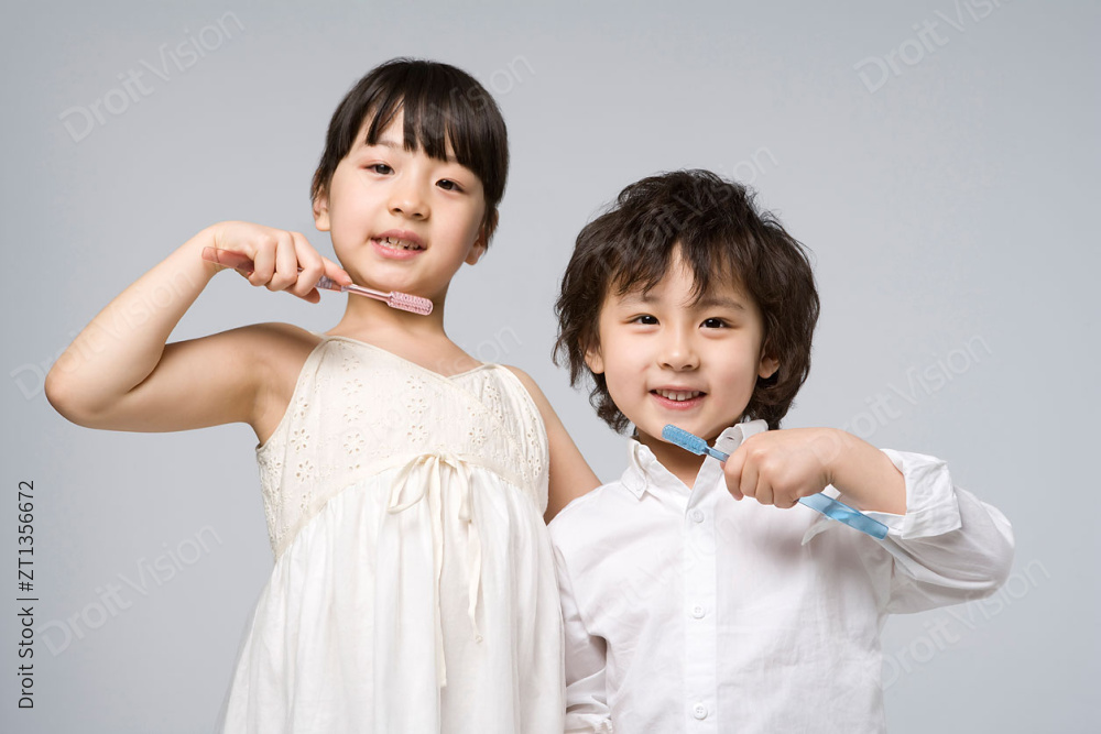 小孩子刷牙图片