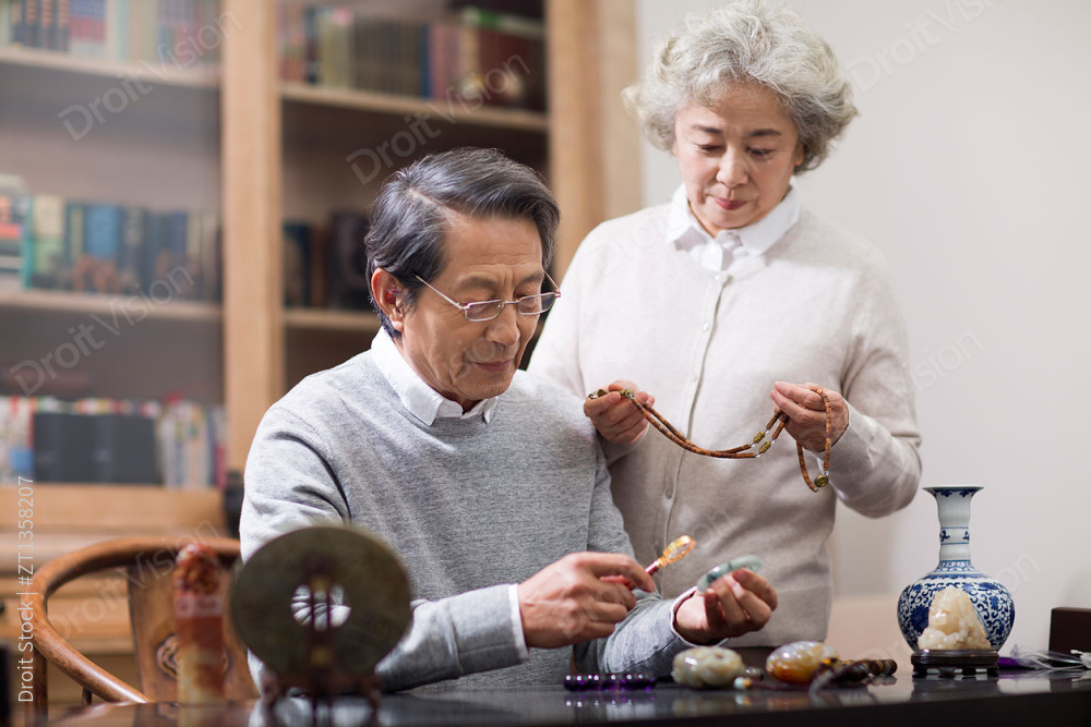 老年夫妇研究古董图片