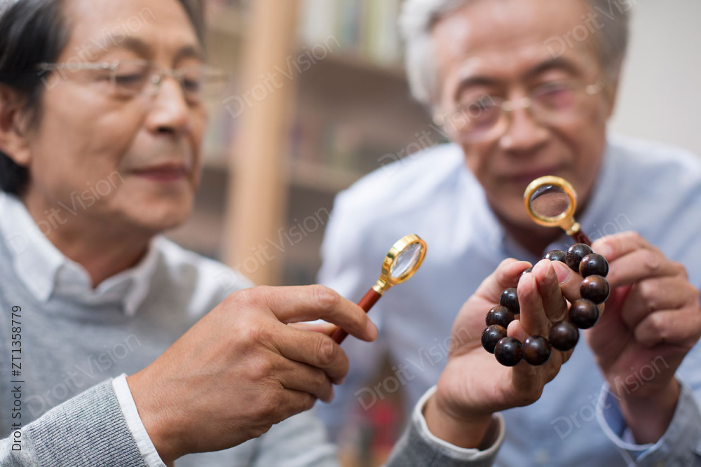 老年人研究古董图片
